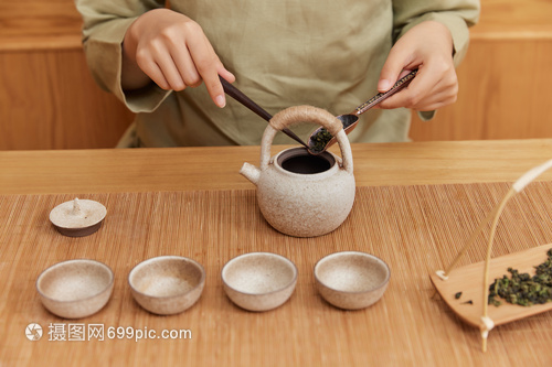 茶艺师“斗茶”秀绝活 黄金茶香飘村茶大赛(图1)